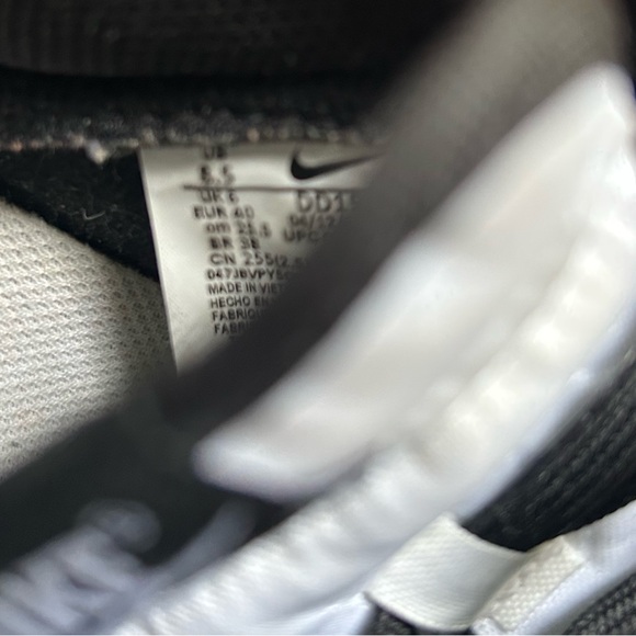 Nike Womens Black and White Sneakers - Picture 9 of 9